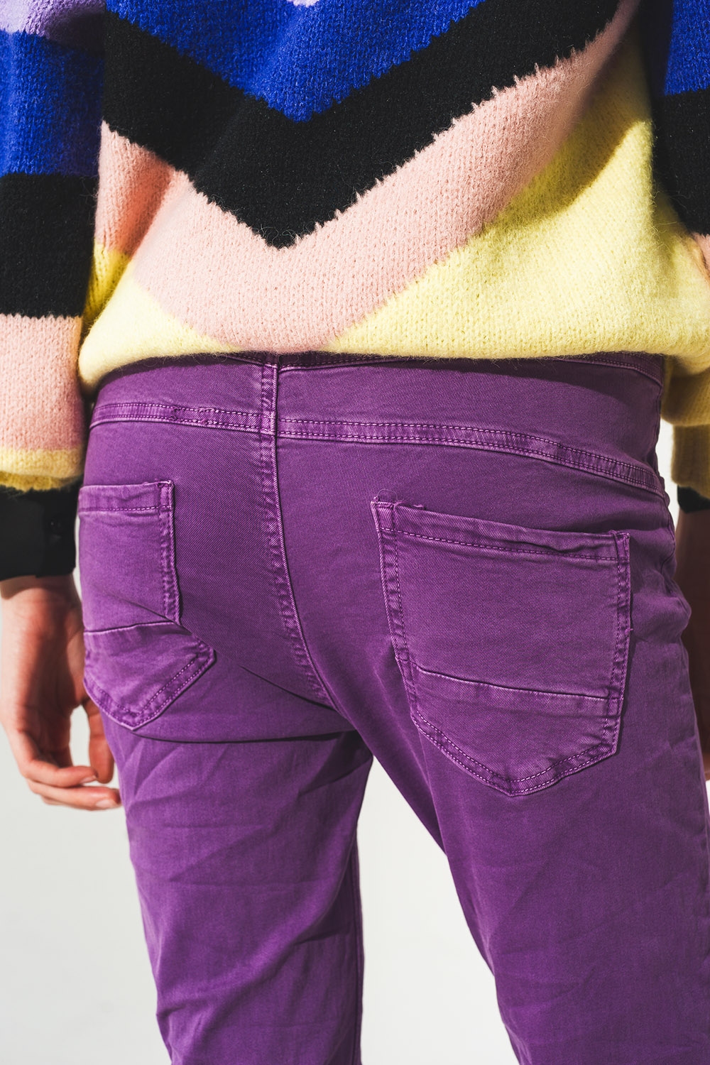 Vaqueros pitillo color morado con botones a la vista Vaqueros pitillo color morado con botones a la vista