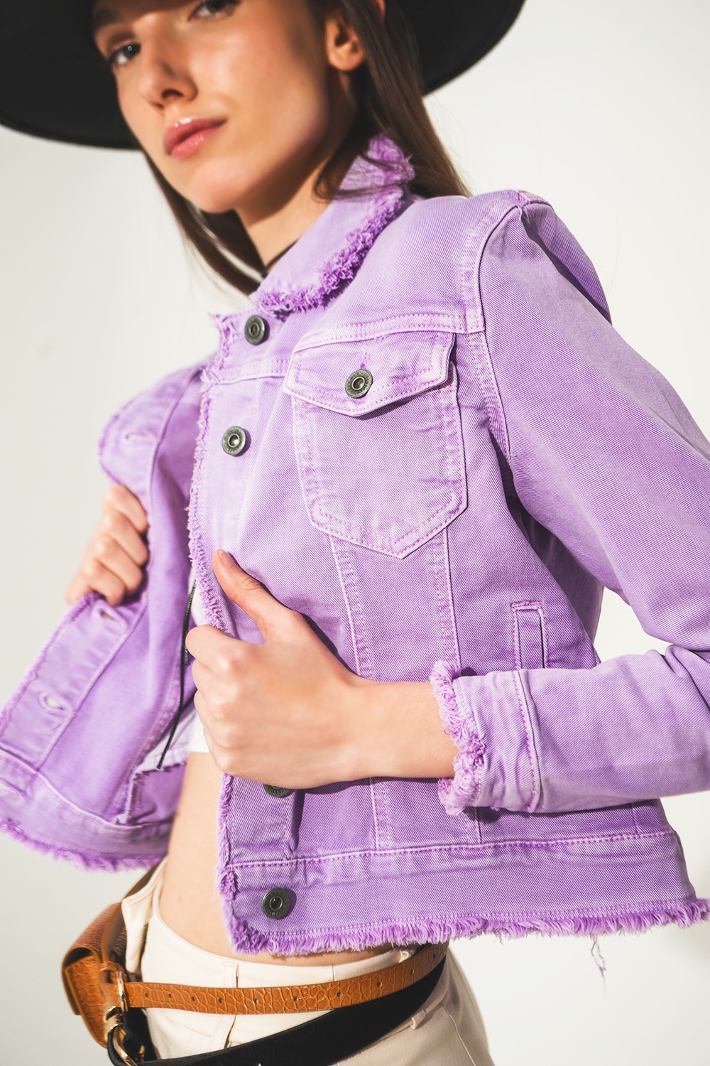 Chaqueta vaquera lila con bordes sin rematar Chaqueta vaquera lila con bordes sin rematar