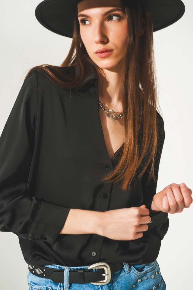 Camisa de cetim com pescoço em V preto