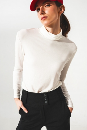 Camiseta de manga larga y cuello alto en crema de modal
