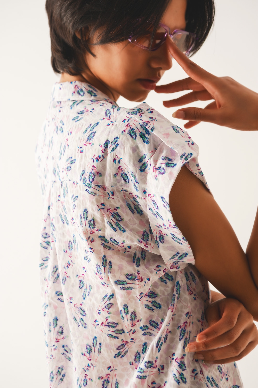 Blusa morada con bolsillos y estampado de florecitas Blusa morada con bolsillos y estampado de florecitas