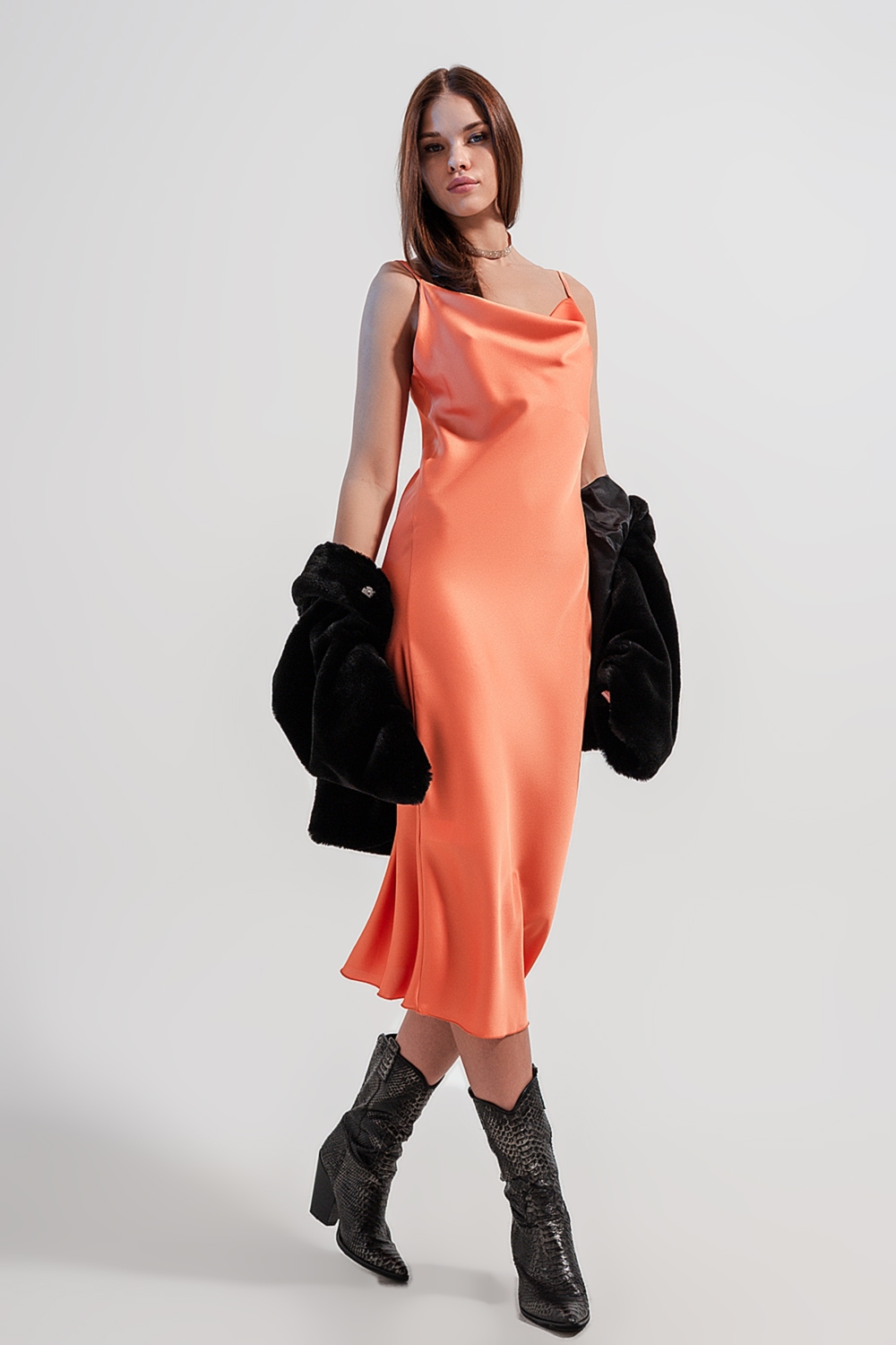 Vestido lencero de satén midi color naranja de tirantes Vestido lencero de satén midi color naranja de tirantes