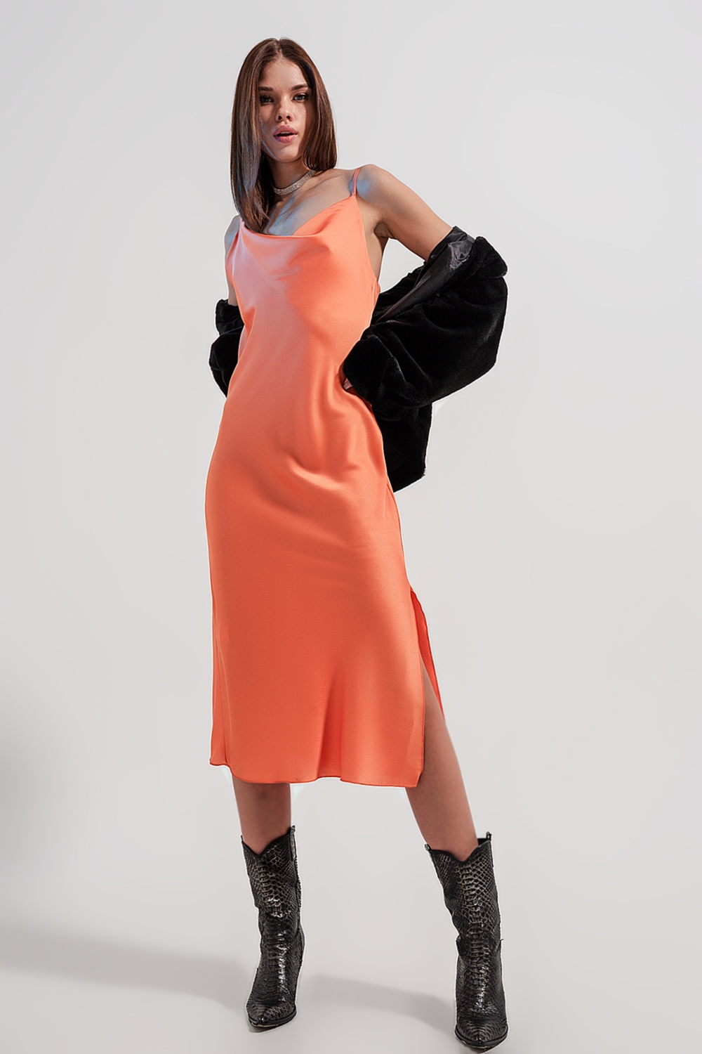 Vestido lencero de satén midi color naranja de tirantes Vestido lencero de satén midi color naranja de tirantes