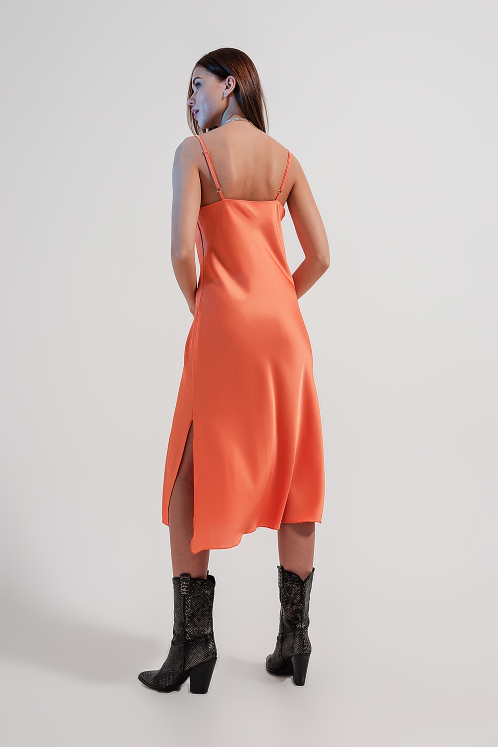 Vestido lencero de satén midi color naranja de tirantes Vestido lencero de satén midi color naranja de tirantes