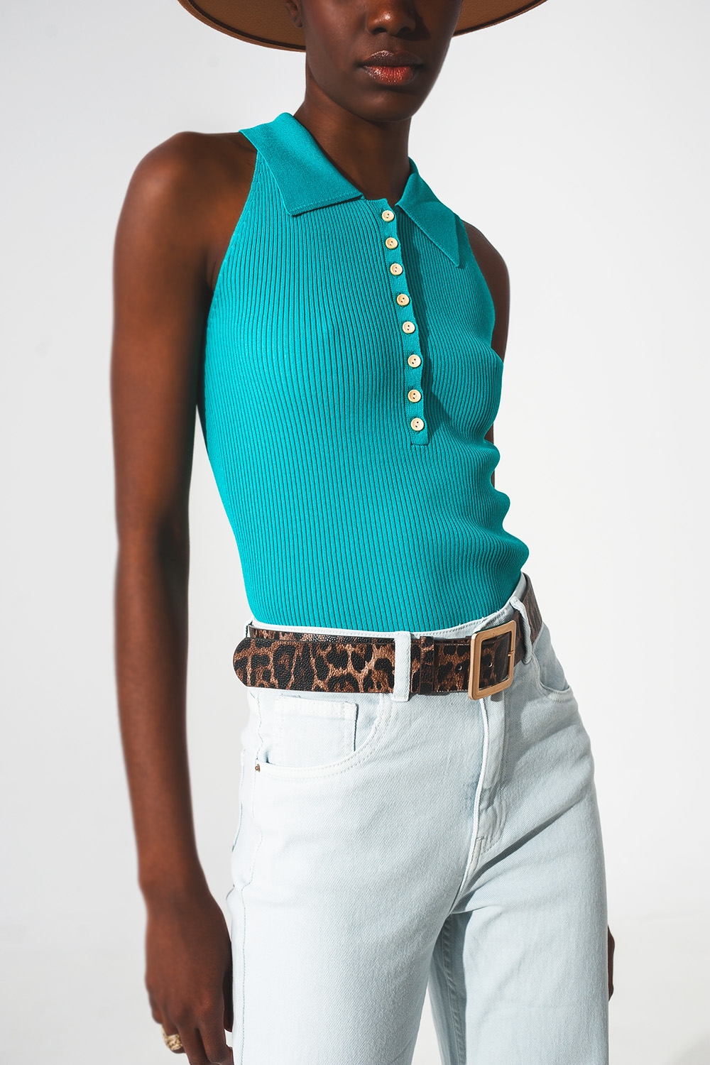 Top de punto canalé con cuello polo en turquesa Top de punto canalé con cuello polo en turquesa
