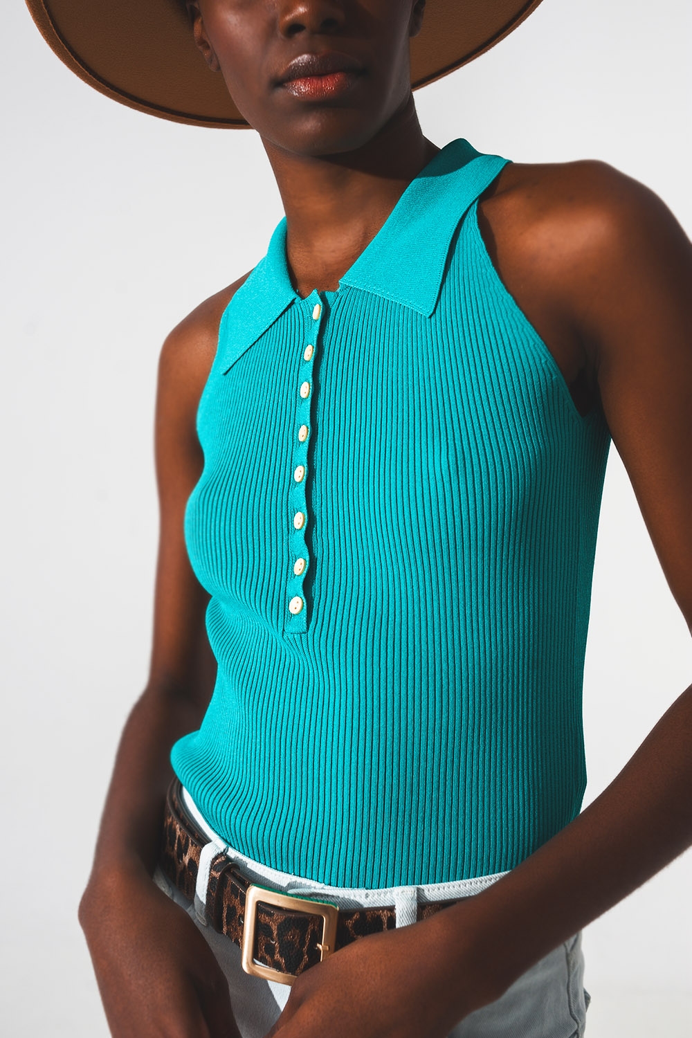 Top de punto canalé con cuello polo en turquesa Top de punto canalé con cuello polo en turquesa