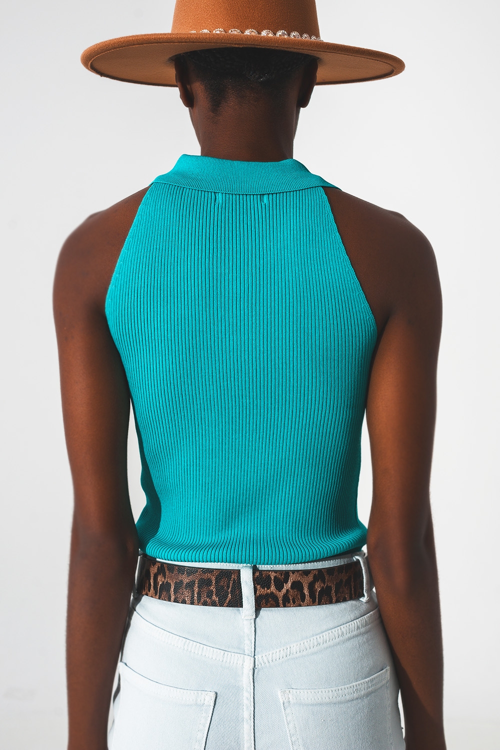 Top de punto canalé con cuello polo en turquesa Top de punto canalé con cuello polo en turquesa