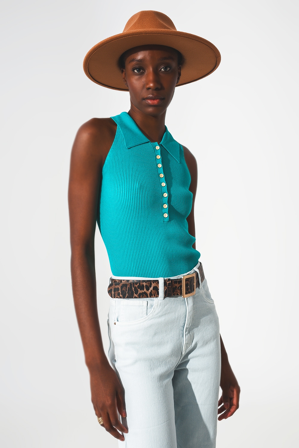 Top de punto canalé con cuello polo en turquesa Top de punto canalé con cuello polo en turquesa