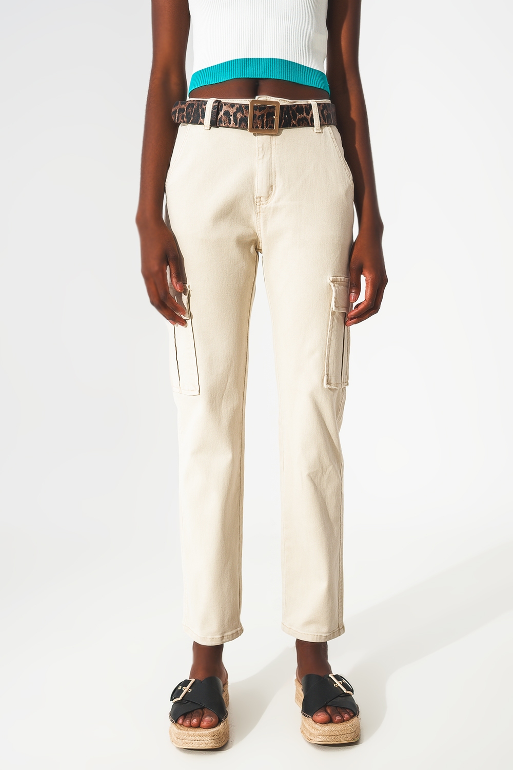 Pantalones estilo cargo en beige Pantalones estilo cargo en beige