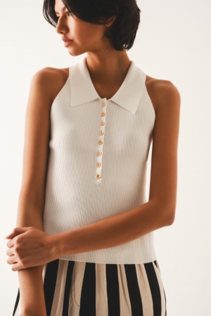 Top de punto canalé con cuello polo en crema