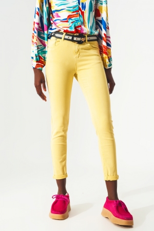 Pantalon vaquero tobillero amarillo con suaves arrugas