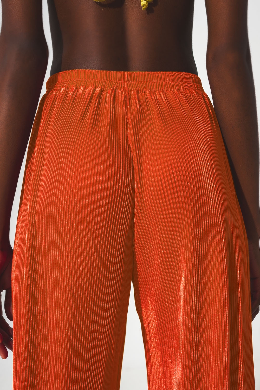Pantalones plisados de satén naranja Pantalones plisados de satén naranja
