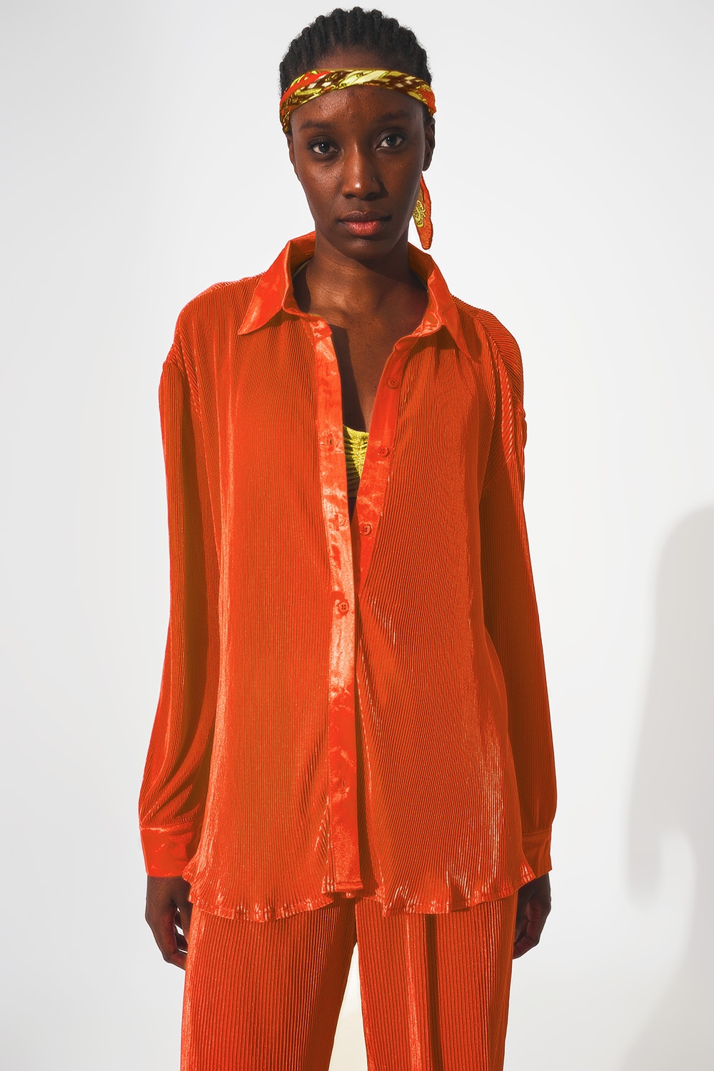 Camisa de saten plisada en naranja Camisa de saten plisada en naranja