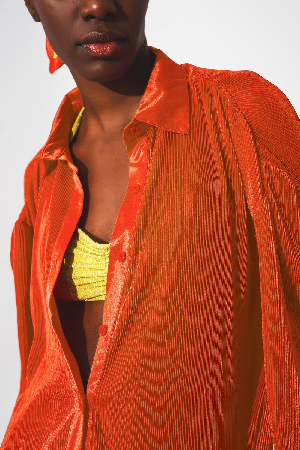 Camisa de saten plisada en naranja Camisa de saten plisada en naranja