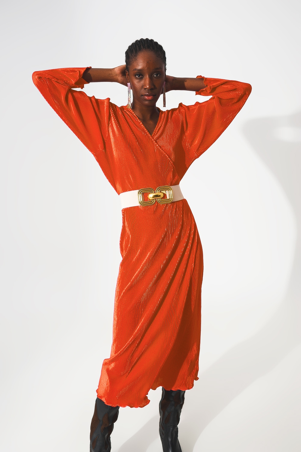 Vestido plisado de satén naranja con detalle cruzado Vestido plisado de satén naranja con detalle cruzado