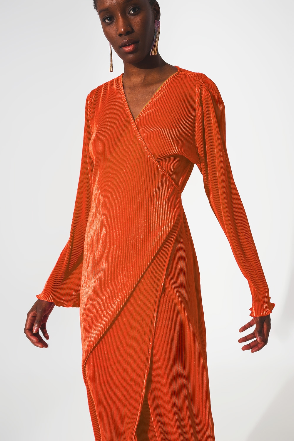 Vestido plisado de satén naranja con detalle cruzado Vestido plisado de satén naranja con detalle cruzado