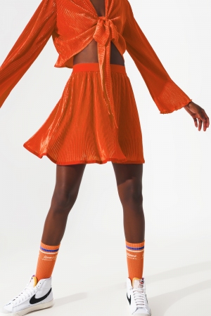 Falda corta plisada en naranja