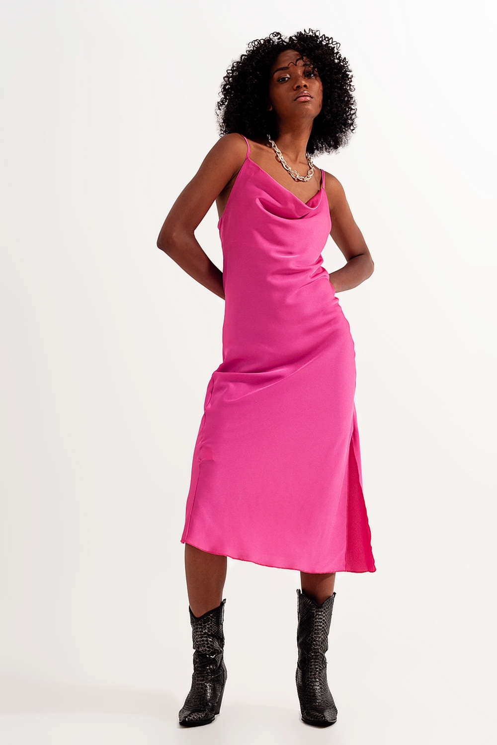 Vestido lencero de satén midi color fucsia de tirantes Vestido lencero de satén midi color fucsia de tirantes
