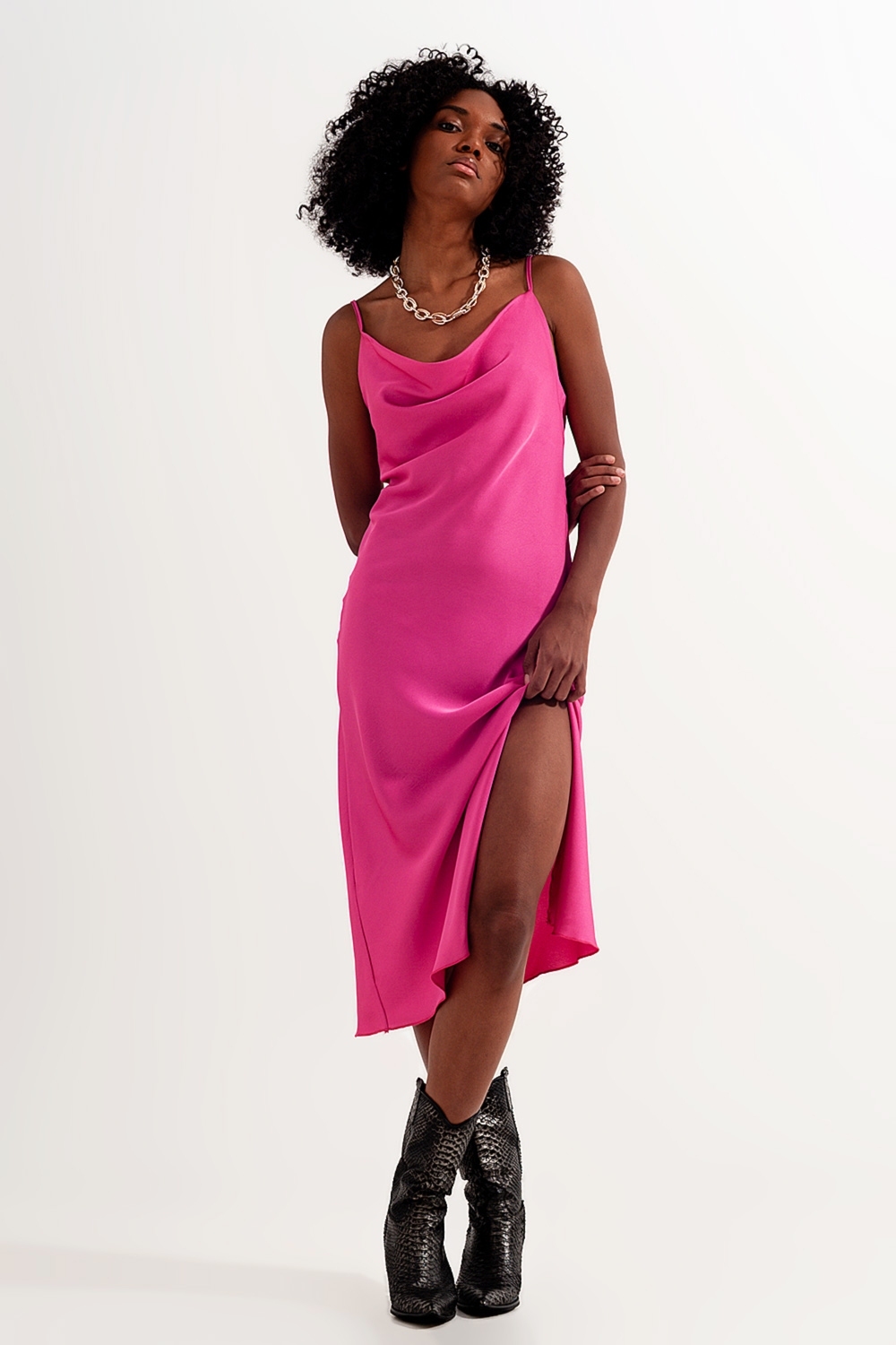 Vestido lencero de satén midi color fucsia de tirantes Vestido lencero de satén midi color fucsia de tirantes