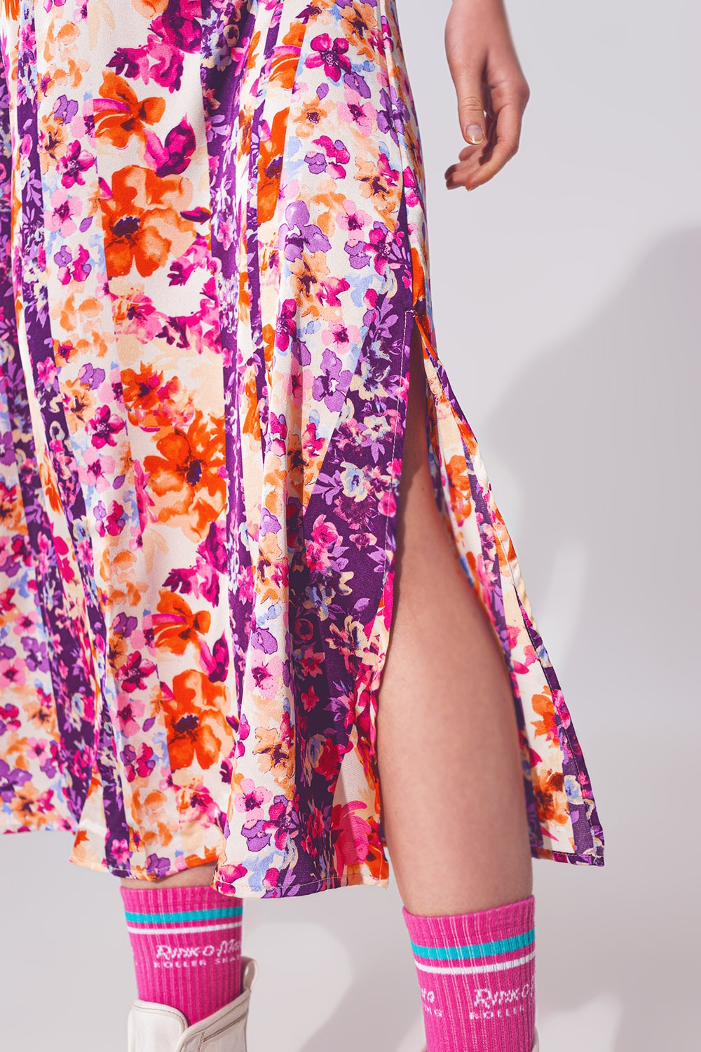 Maxivestido anudado con estampado de flores en multicolor Maxivestido anudado con estampado de flores en multicolor