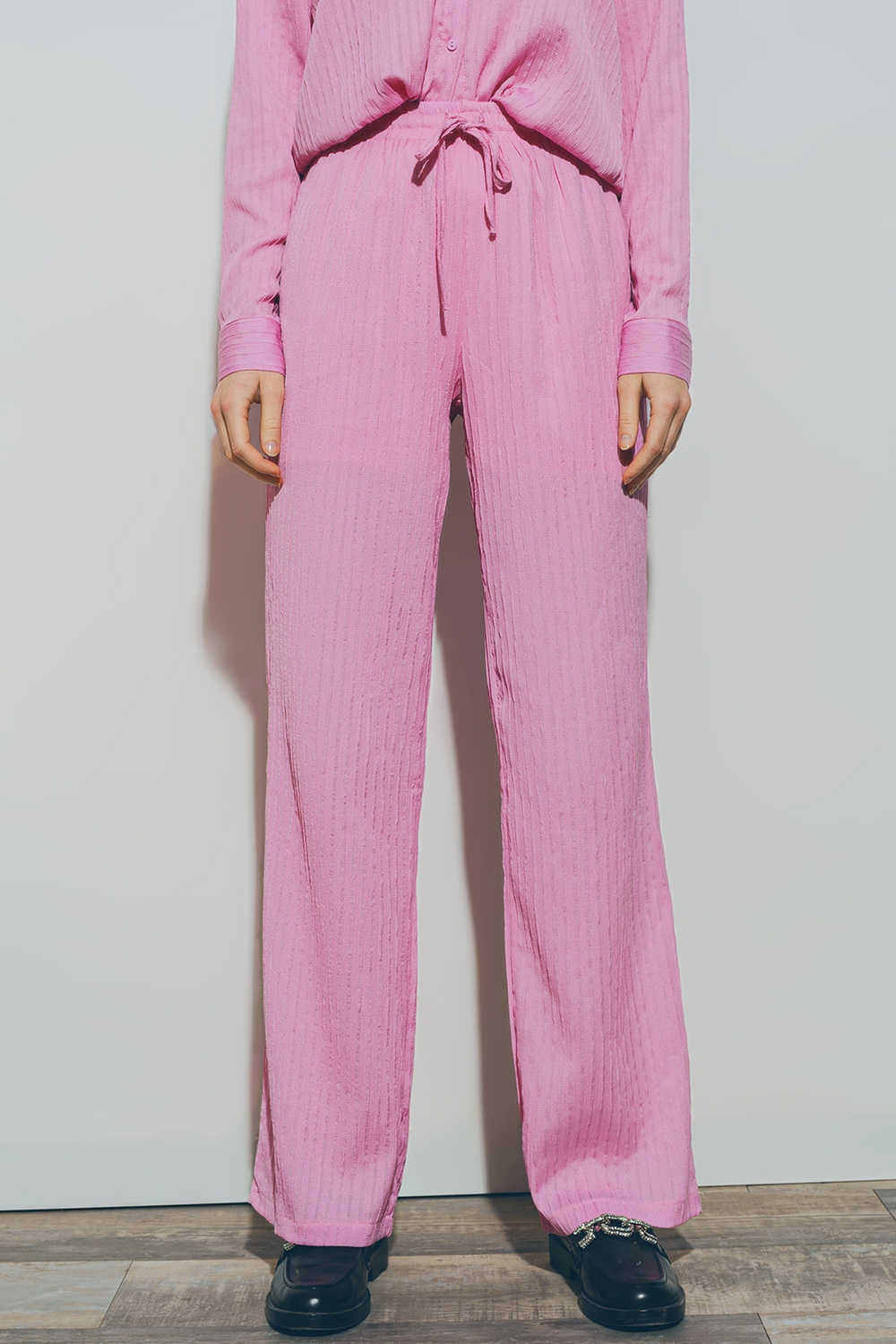 Pantalones texturizados de pierna ancha en rosa Pantalones texturizados de pierna ancha en rosa