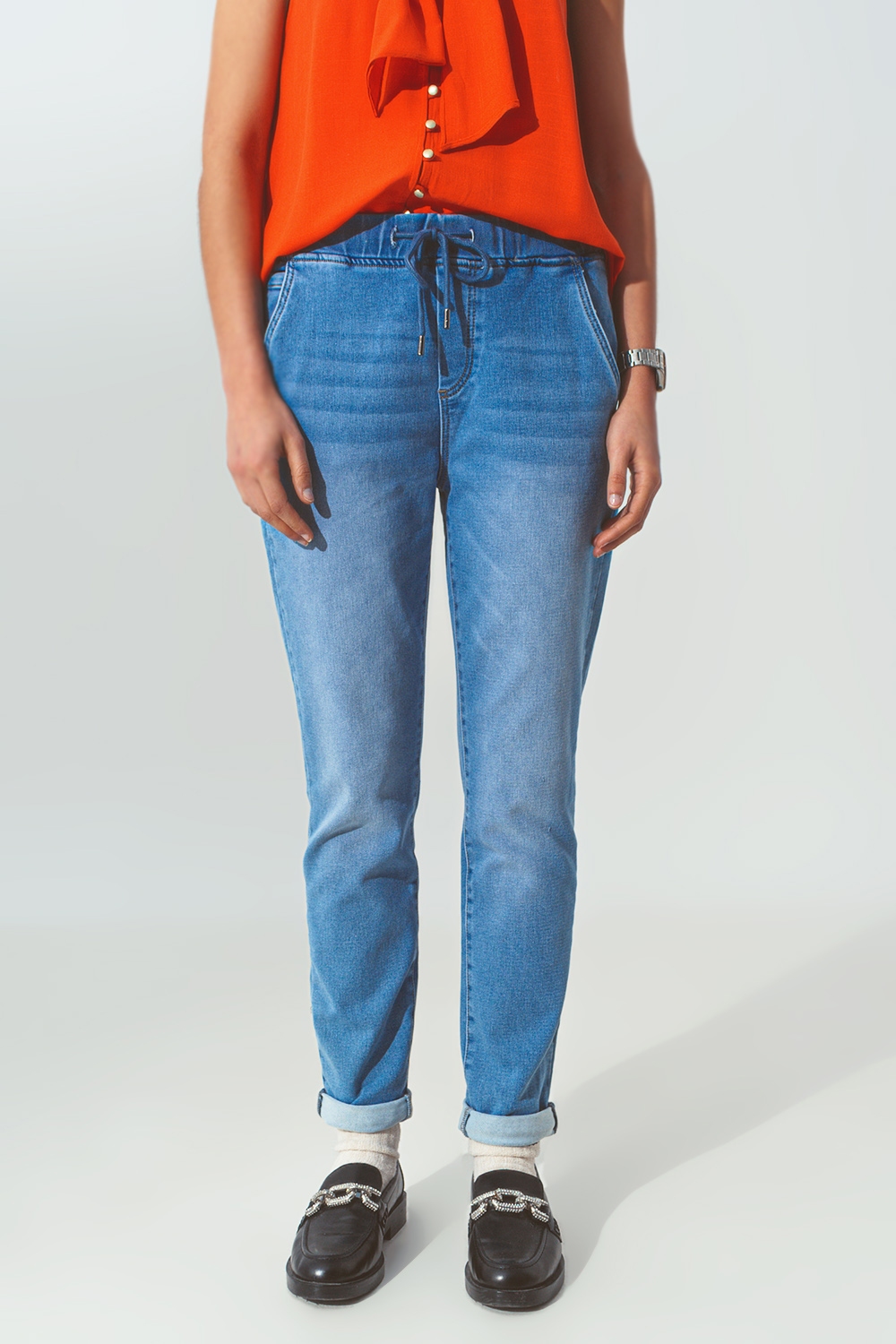 Vaqueros estilo joggers con cordón Vaqueros estilo joggers con cordón
