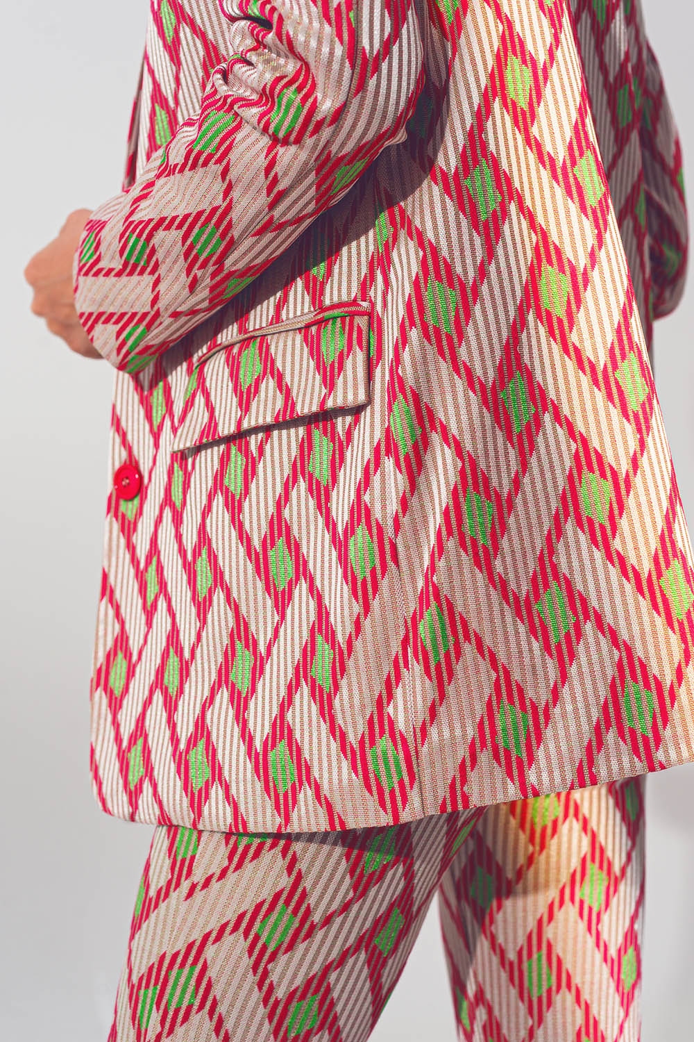 Americana rosa con estampado geom&eacute;trico