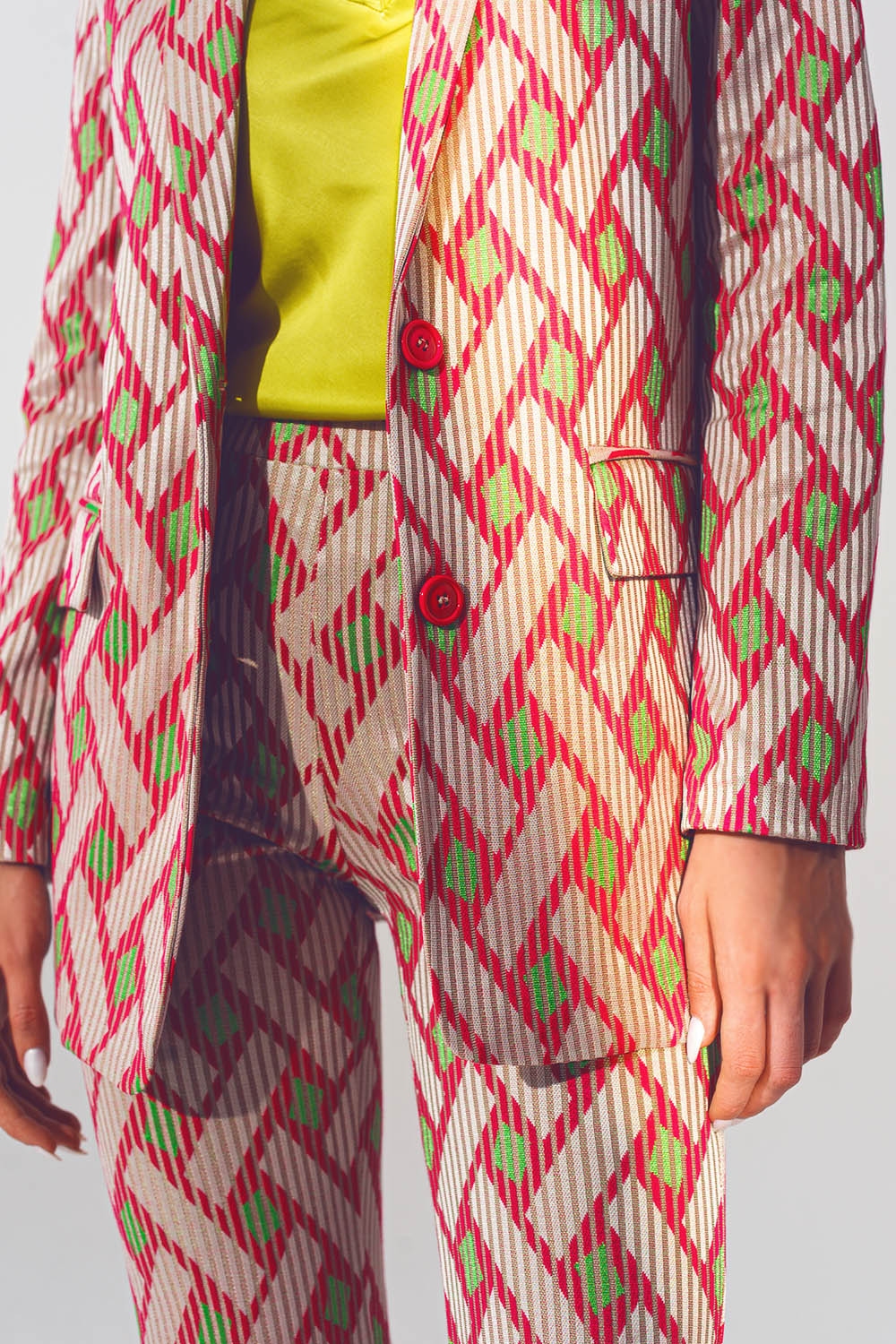 Americana rosa con estampado geom&eacute;trico