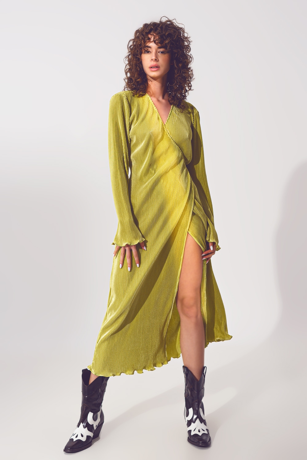 Vestido plisado de satén cruzado en verde Vestido plisado de satén cruzado en verde