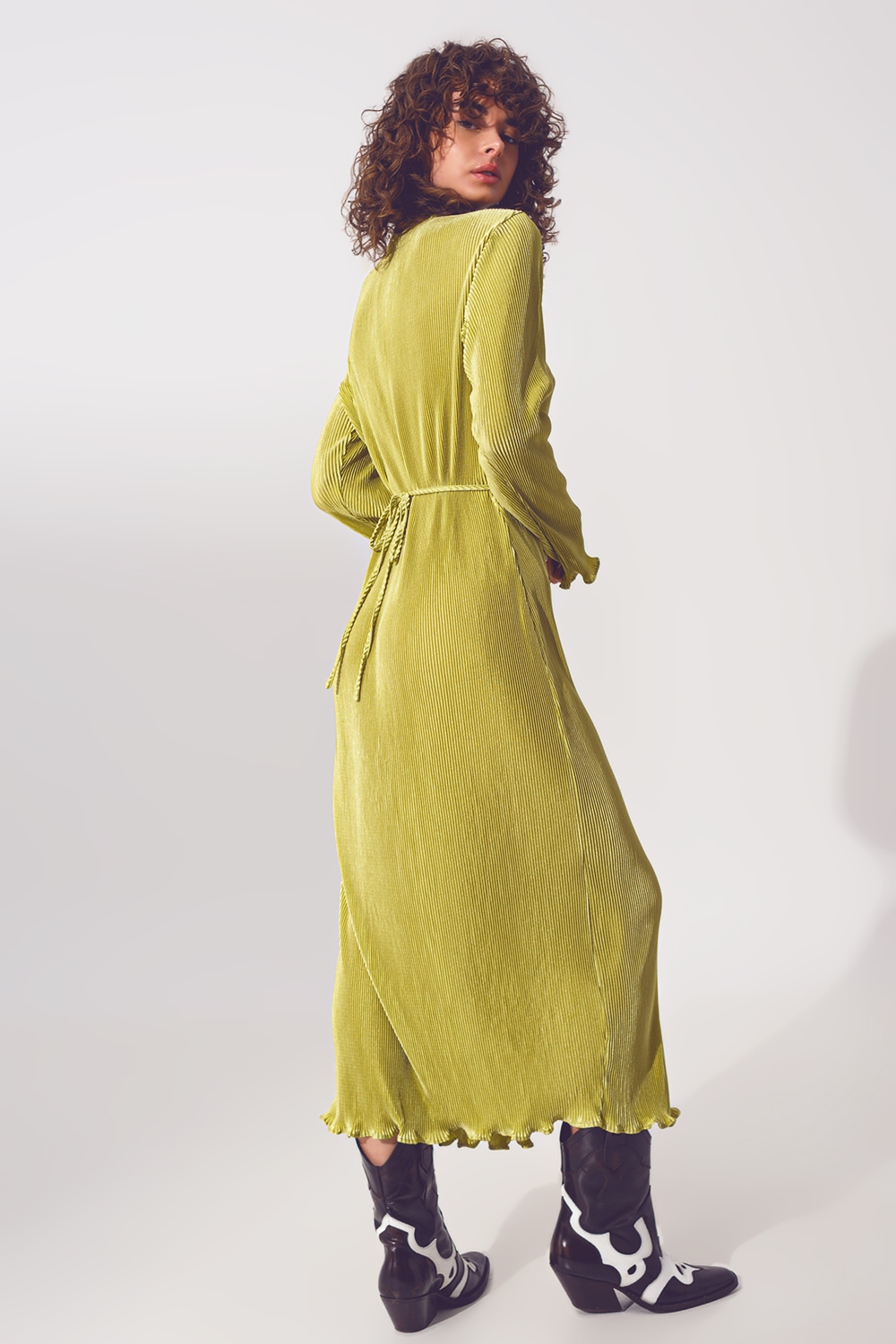 Vestido plisado de satén cruzado en verde Vestido plisado de satén cruzado en verde