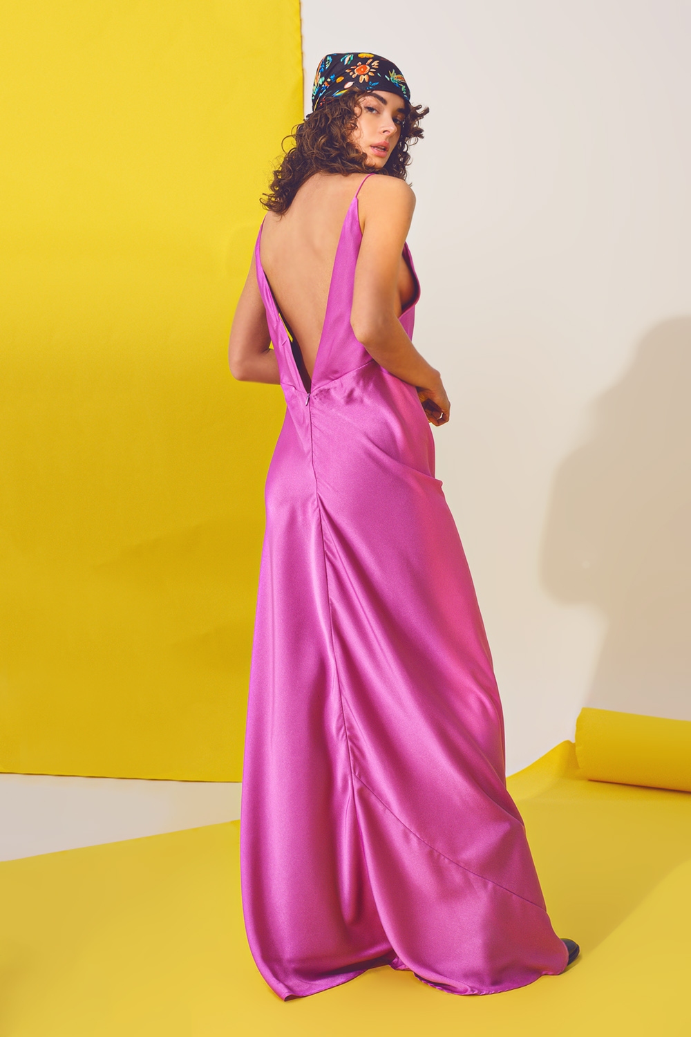 Maxivestido de sat&eacute;n con tirantes fucsia
