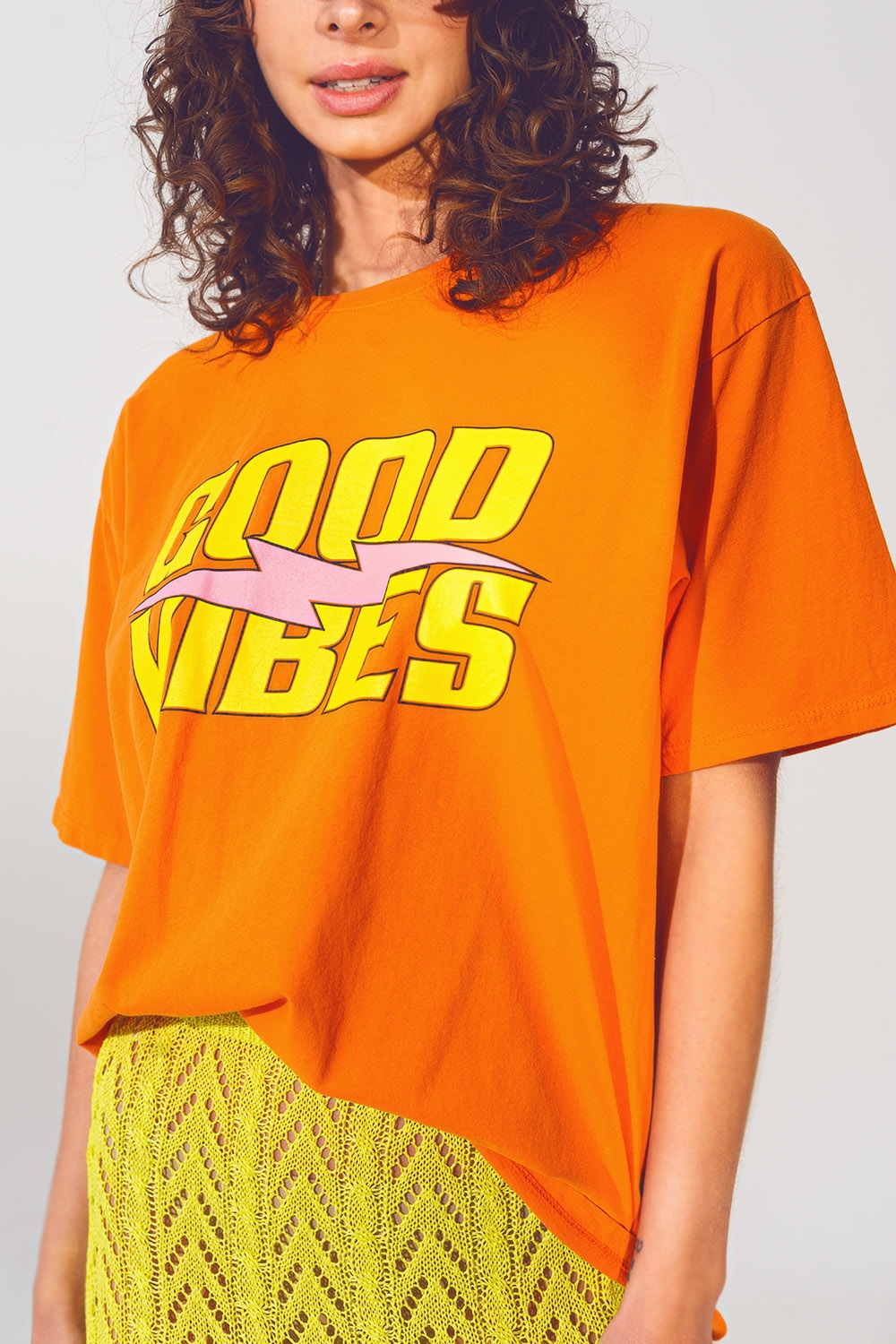 Camiseta con texto Good Vibes en naranja Camiseta con texto Good Vibes en naranja