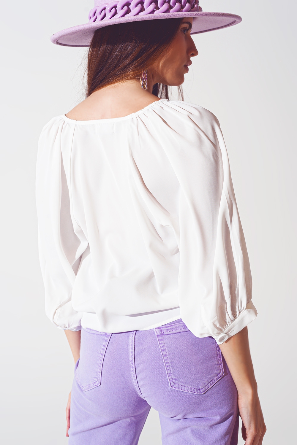 Camisa color crema abotonada con parte delantera de satén Camisa color crema abotonada con parte delantera de satén
