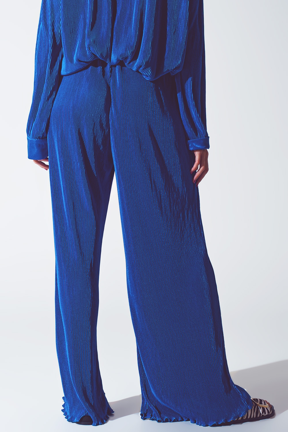 Pantalón ancho plisado de satén azul Pantalón ancho plisado de satén azul