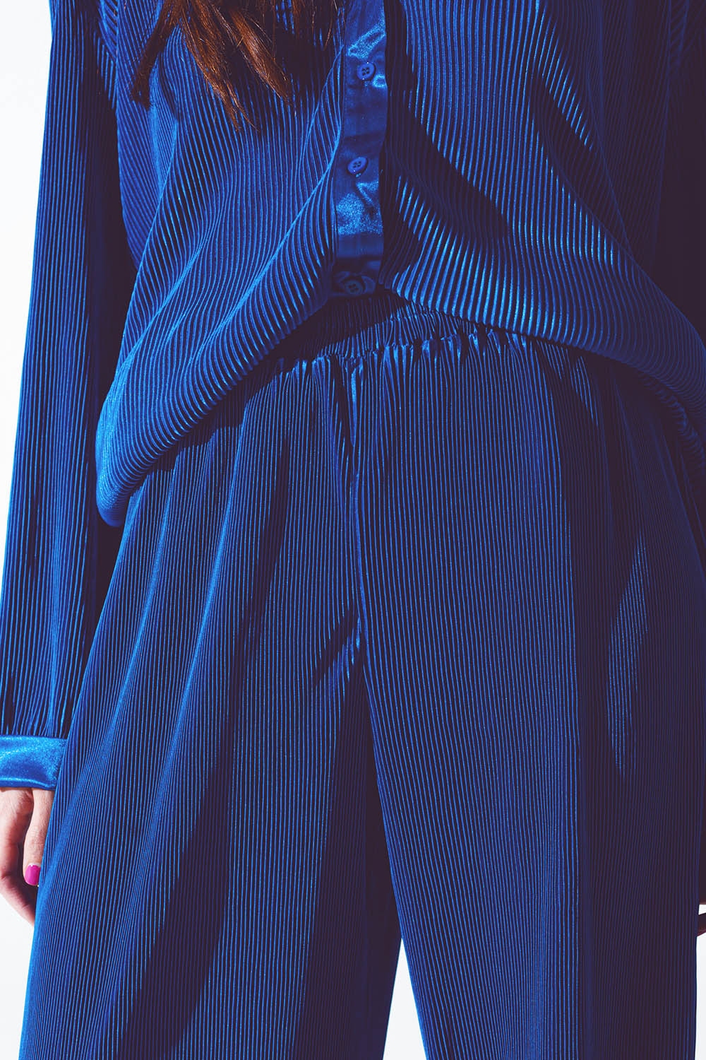 Pantalón ancho plisado de satén azul Pantalón ancho plisado de satén azul