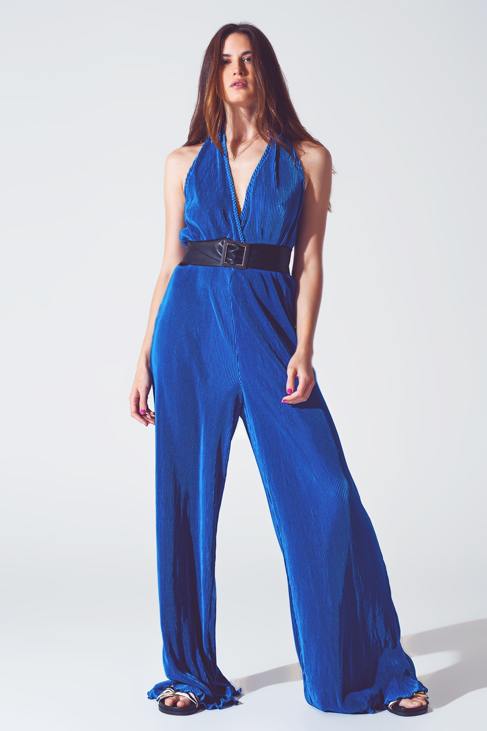 Mono largo Plisado de Raso con Cuello Halter en Azul Mono largo Plisado de Raso con Cuello Halter en Azul