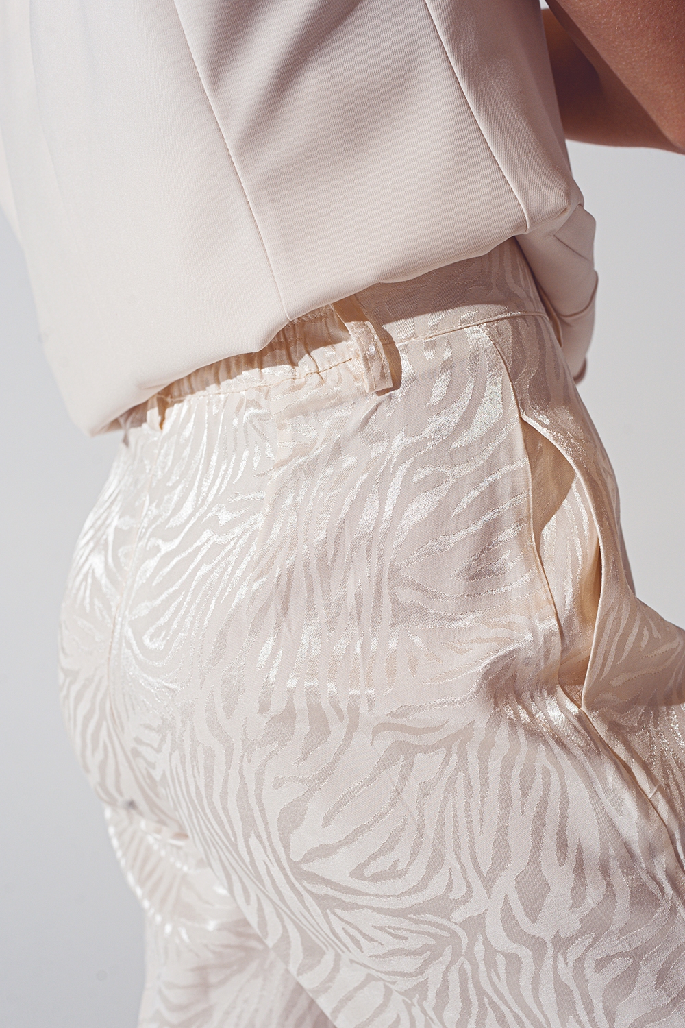 Pantalón suelto con estampado de cebra en blanco Pantalón suelto con estampado de cebra en blanco