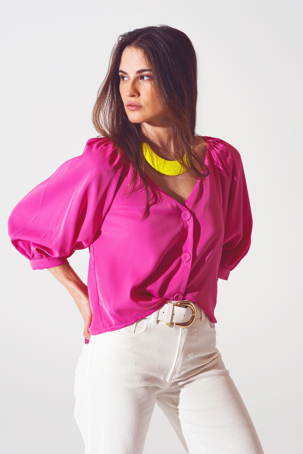 Camisa color fucsia abotonada con parte delantera de sat&eacute;n