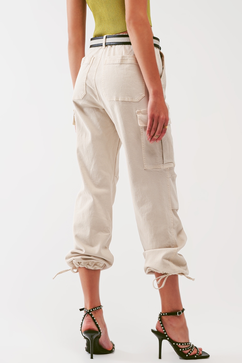 Pantalones cargo con extremos de borlas en color arena Pantalones cargo con extremos de borlas en color arena