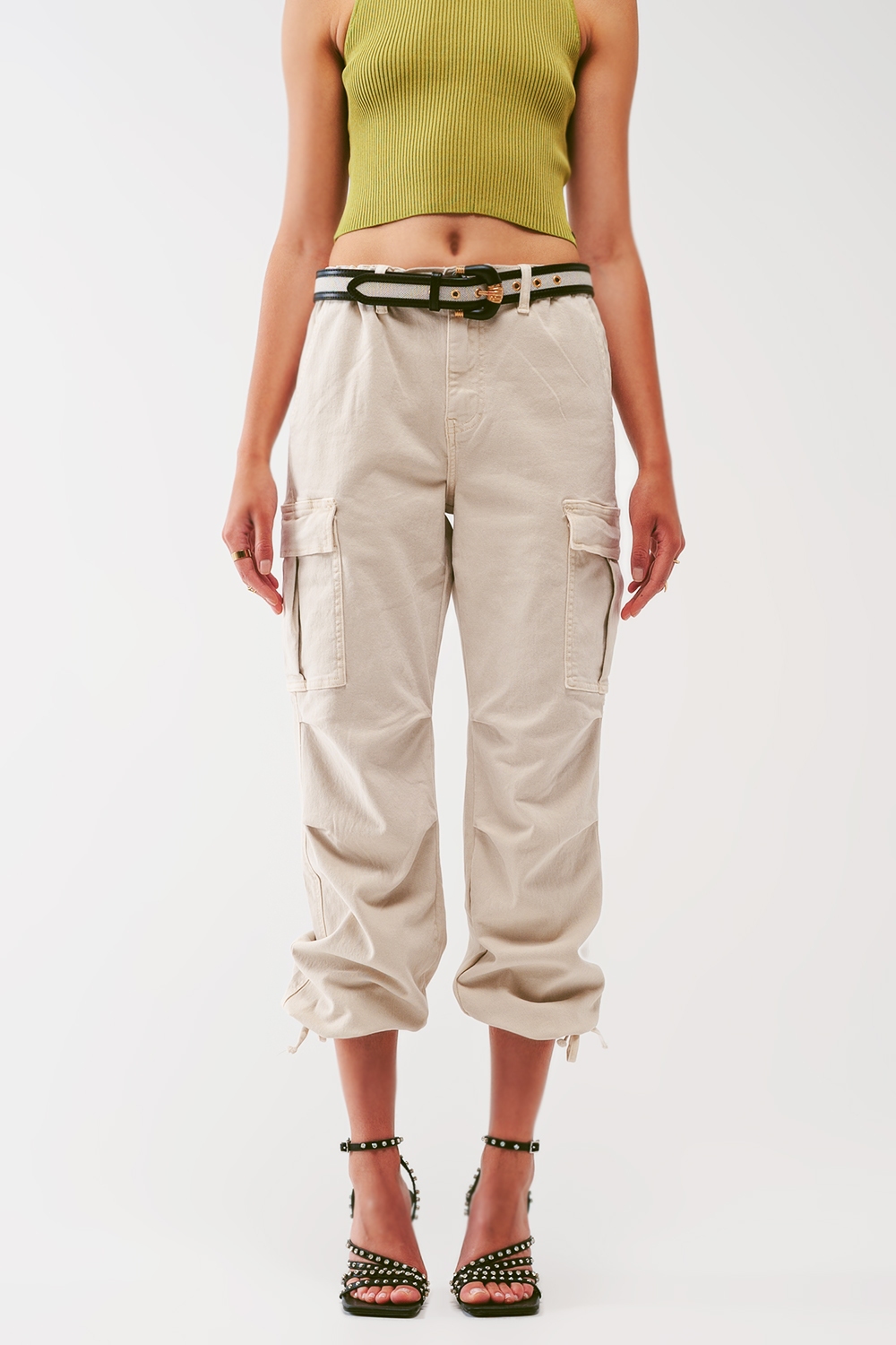 Pantalones cargo con extremos de borlas en color arena Pantalones cargo con extremos de borlas en color arena