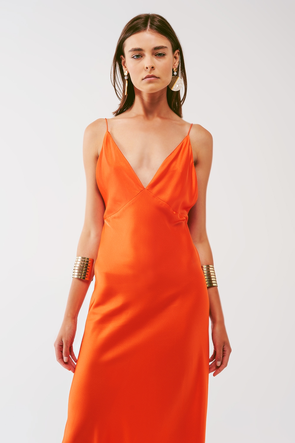 Vestido largo de satén con tirantes finos en naranja Vestido largo de satén con tirantes finos en naranja