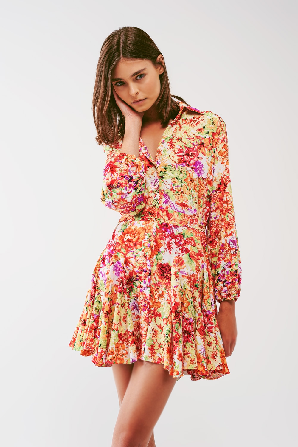 Vestido corto con volantes en estampado floral multicolor