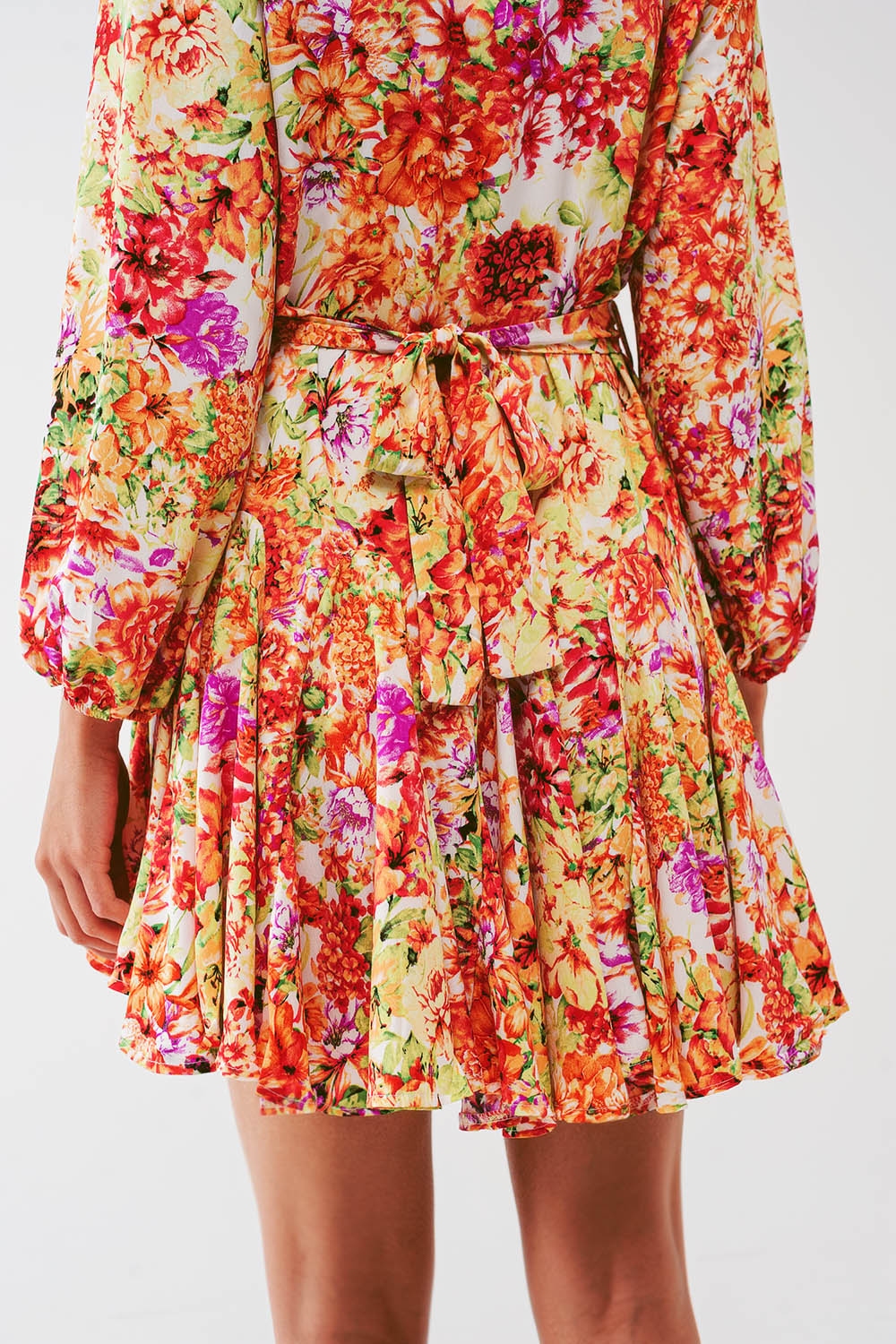 Vestido corto con volantes en estampado floral multicolor