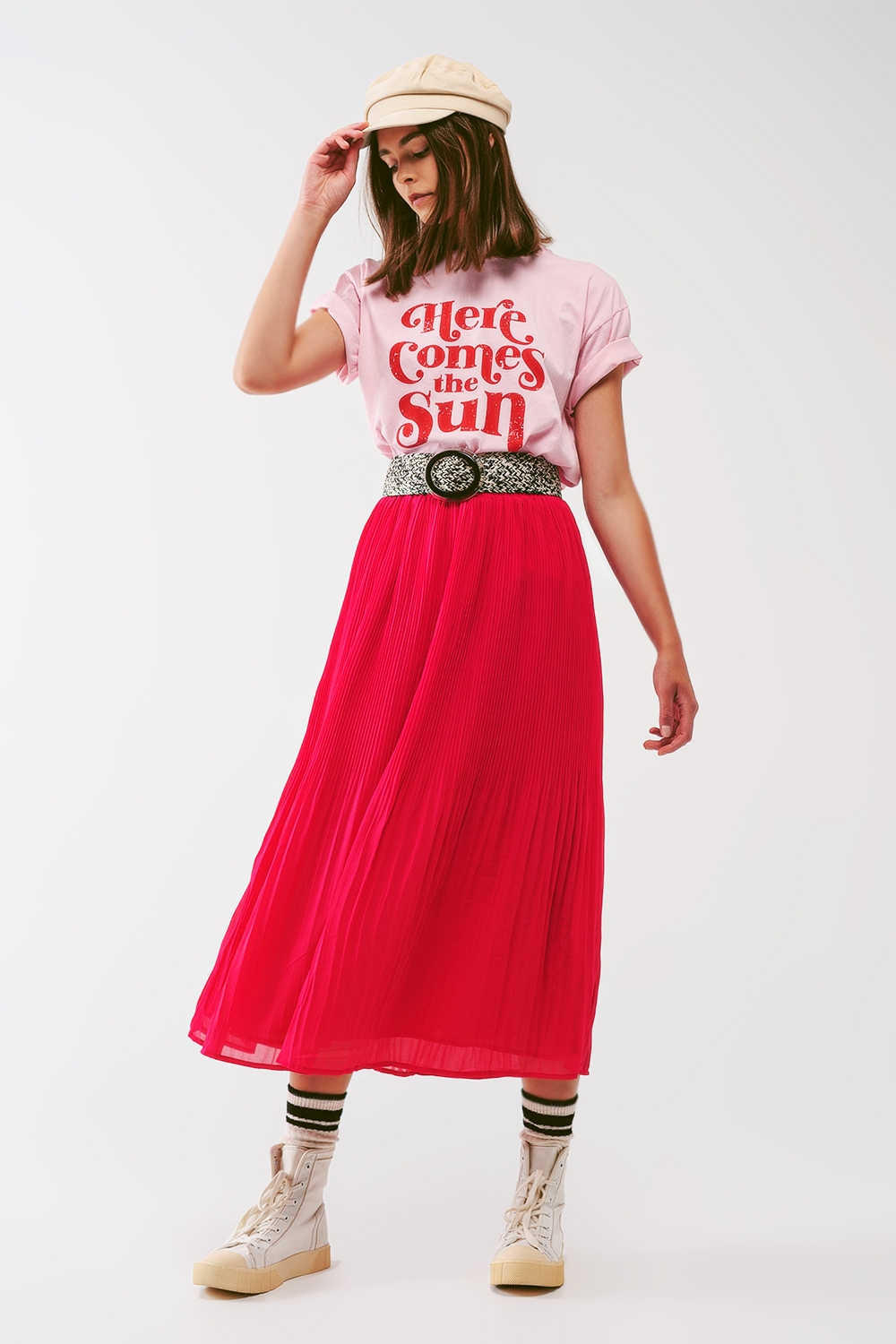 Camiseta con texto Here Comes The Sun en rosa