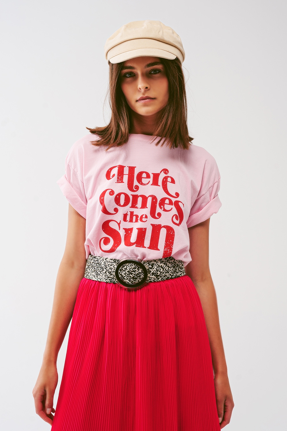 Camiseta con texto Here Comes The Sun en rosa