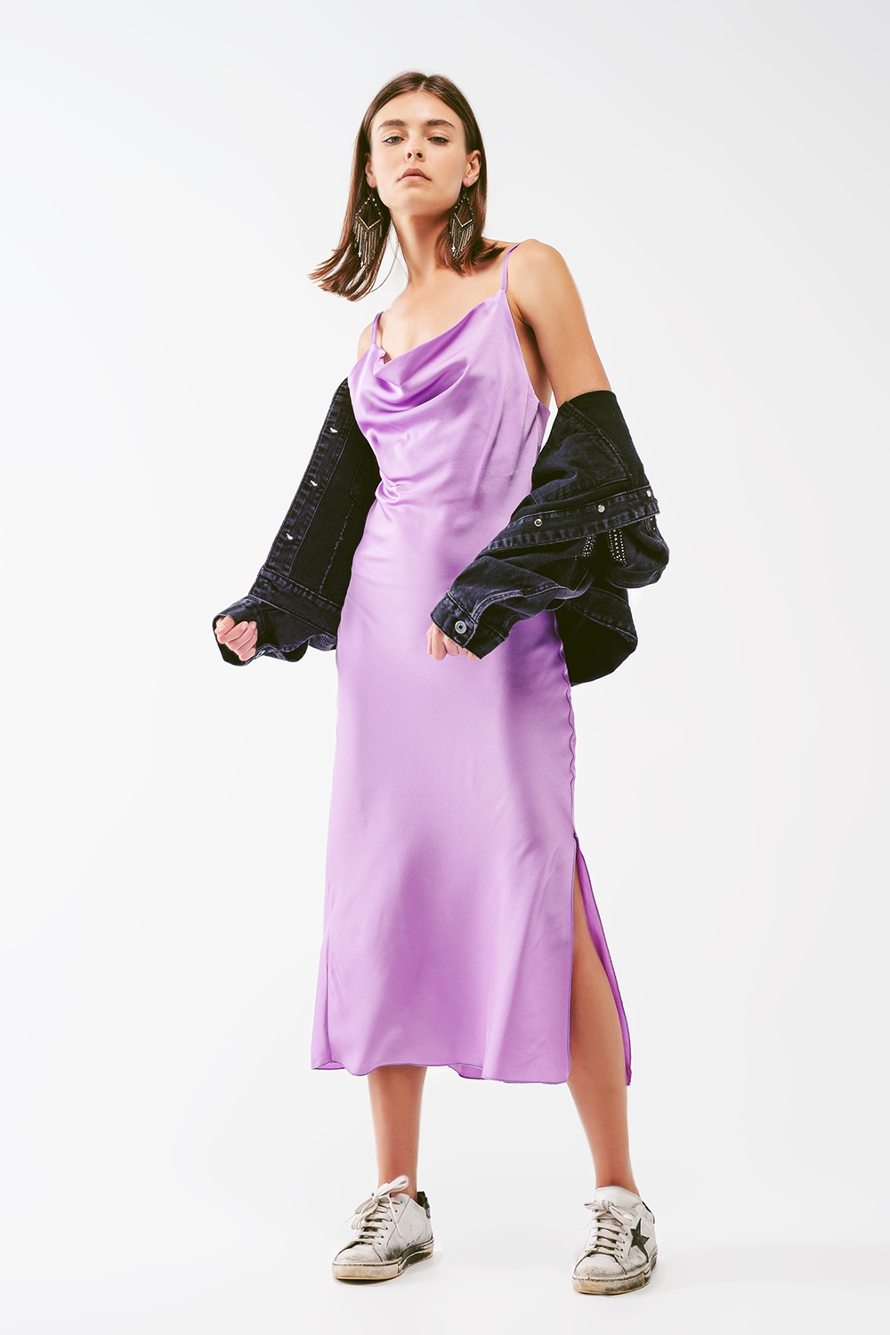 Vestido midi de satén con cuello drapeado en lila Vestido midi de satén con cuello drapeado en lila