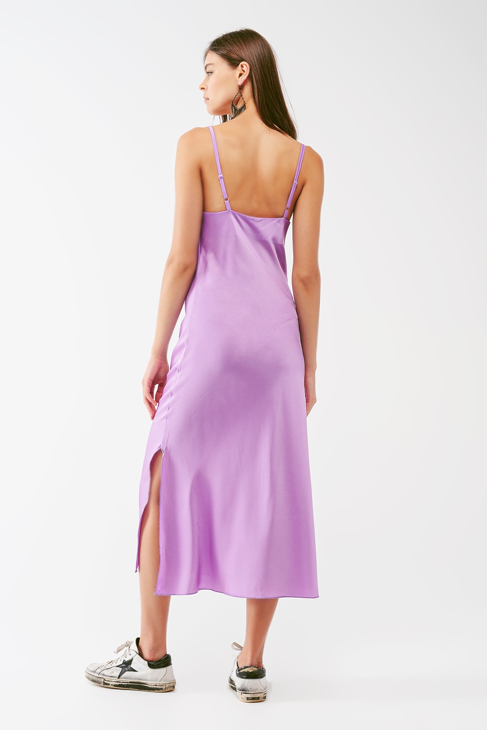 Vestido midi de satén con cuello drapeado en lila Vestido midi de satén con cuello drapeado en lila