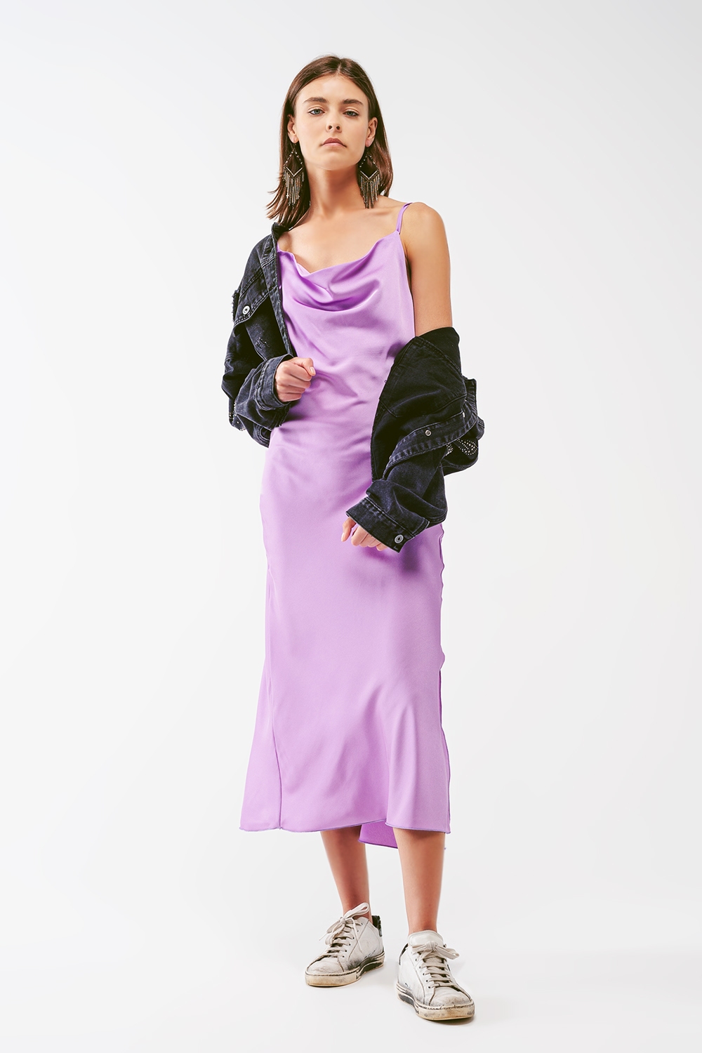 Vestido midi de satén con cuello drapeado en lila Vestido midi de satén con cuello drapeado en lila