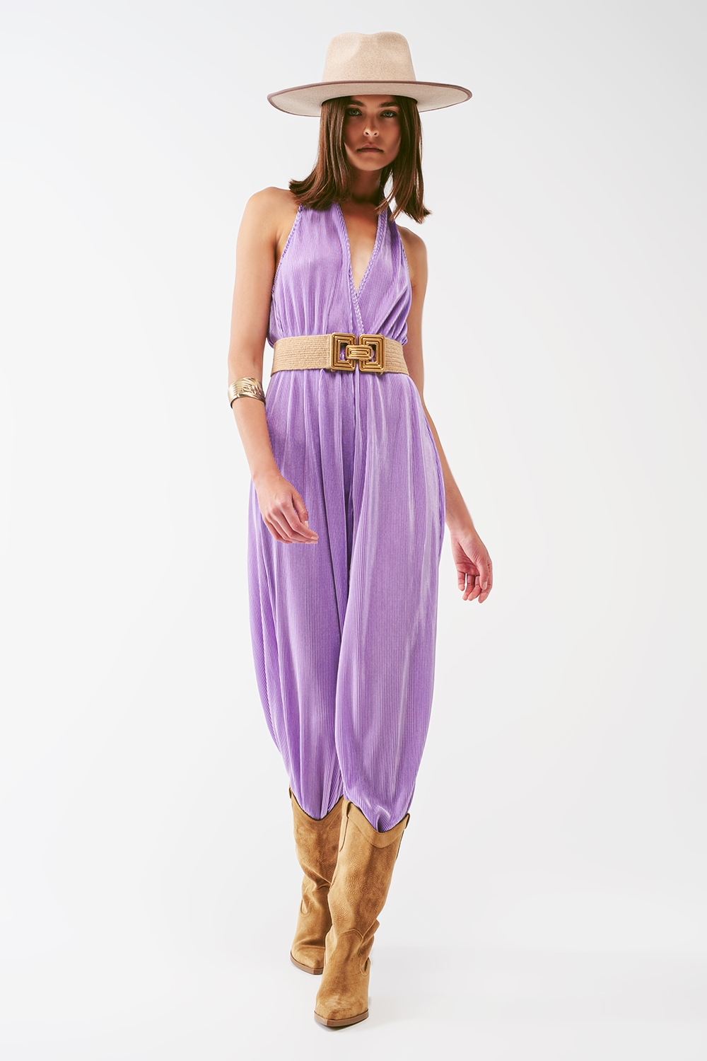 Mono largo plisado de satén con escote halter en lila Mono largo plisado de satén con escote halter en lila