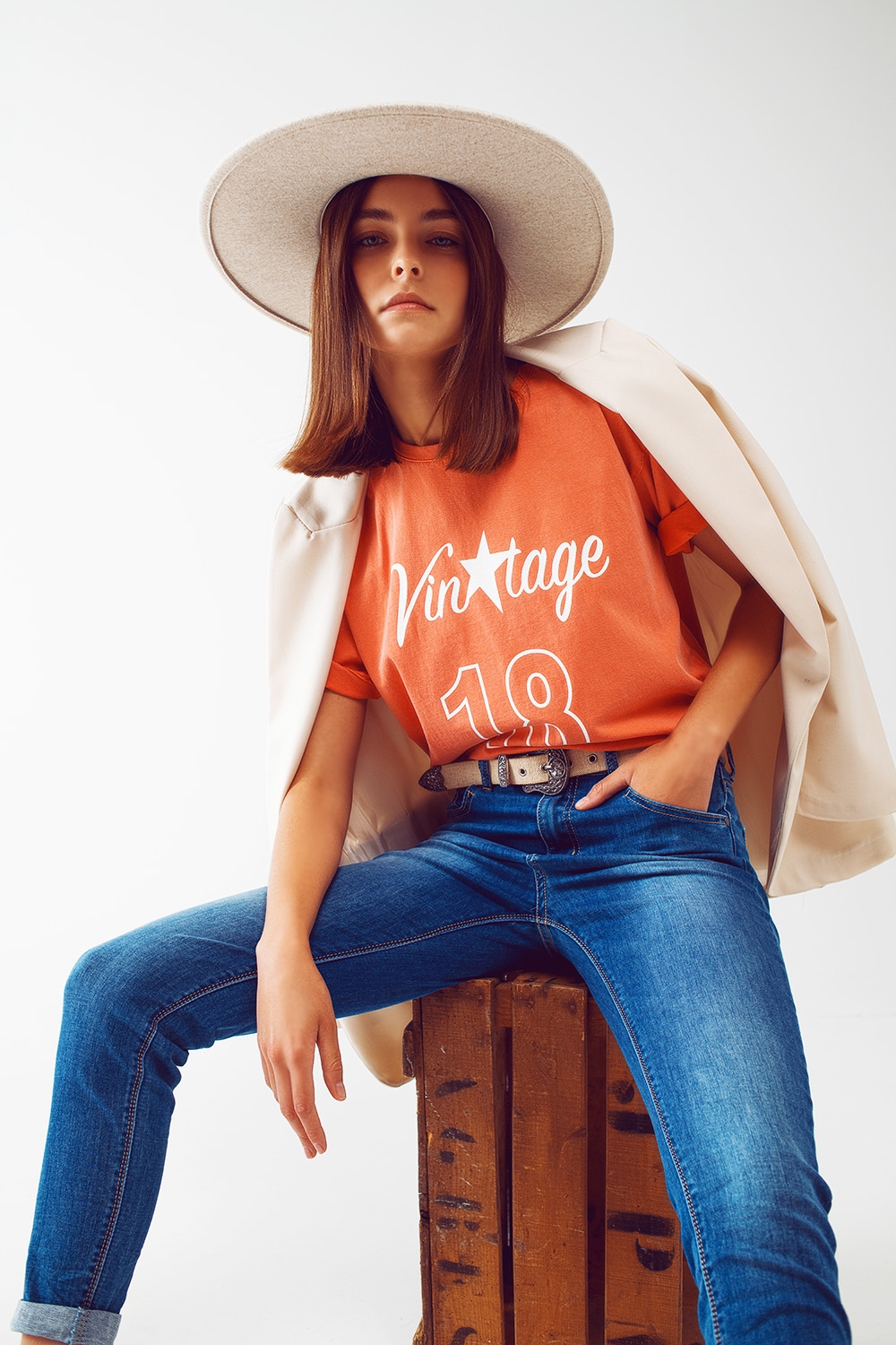Camiseta con Texto Vintage 18 en naranja Camiseta con Texto Vintage 18 en naranja
